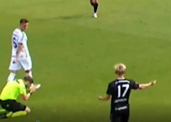 (VIDEO) Un árbitro no aplicó la ley de ventaja y se arrodilló para disculparse con los futbolistas