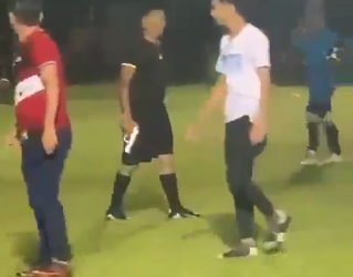 Árbitro saca pistola para evitar reclamos tras partido