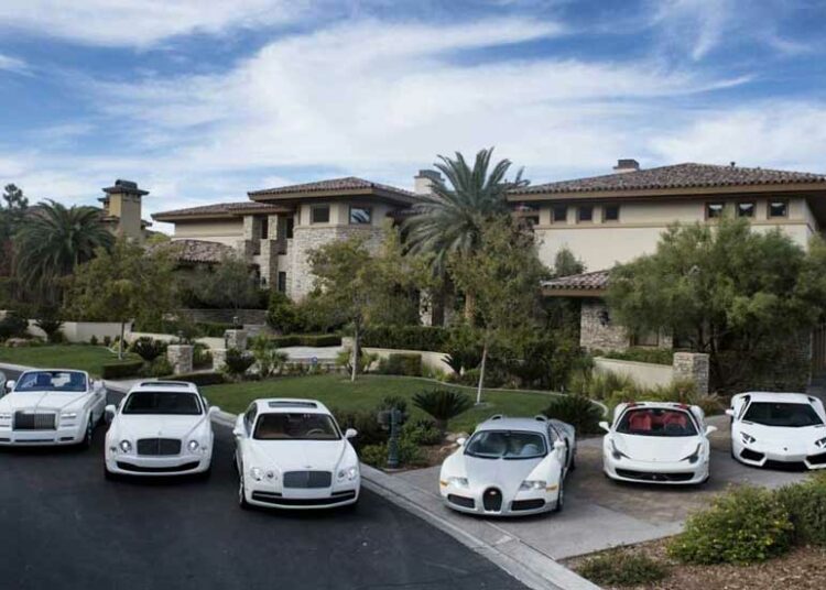 Floyd Mayweather exhibió su lujosa colección de coches blancos valuados en más de USD 20 millones