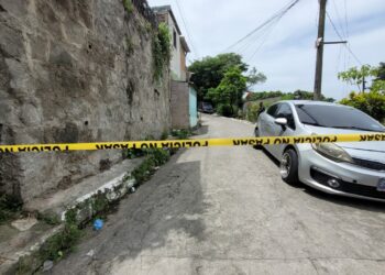 Pandilleros abren fuego contra patrulla del 911, policía se defiende y hiere a un atacante