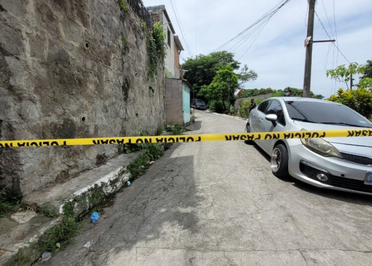 Pandilleros abren fuego contra patrulla del 911, policía se defiende y hiere a un atacante