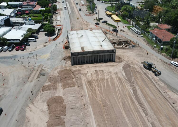 Construcción de paso a desnivel en autopista a Comalapa lleva un 65 % de avance