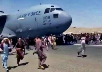 Confirman el hallazgo de restos humanos en el tren de aterrizaje de un avión militar estadounidense que despegó de Afganistán