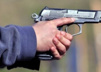 (VIDEO) Un menor intenta matar a su exprofesor delante de su novia, pero la pistola falla tres veces y sale corriendo