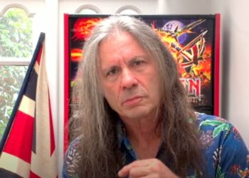 Bruce Dickinson, vocalista de Iron Maiden, da positivo a Covid-19