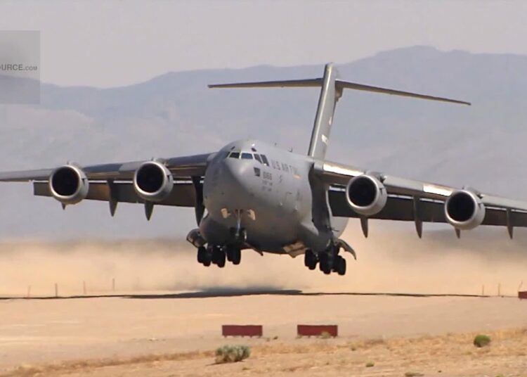 Unos 640 afganos lograron escapar de los talibanes en un avión militar de Estados Unidos