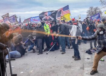 Siete policías denuncian a Trump por el asalto al Capitolio