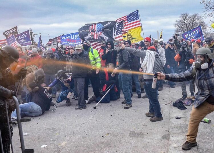Siete policías denuncian a Trump por el asalto al Capitolio