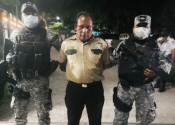 Vigilante descubre a su esposa con otro en su casa y asesina al amante