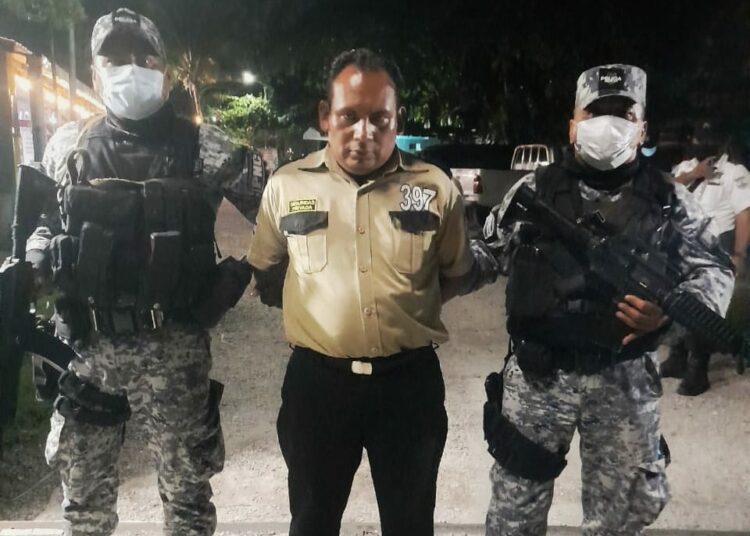 Vigilante descubre a su esposa con otro en su casa y asesina al amante