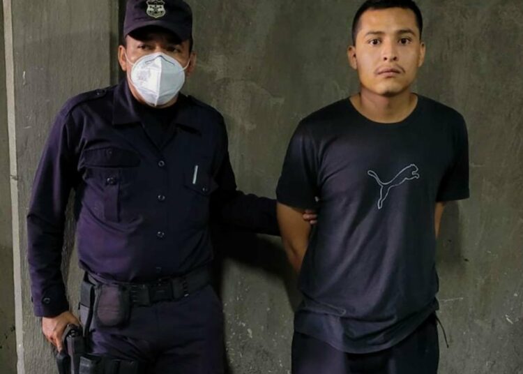 Pandillero con varias porciones de droga es capturado en Santa Tecla