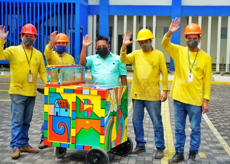 Privados de libertad fabrican y entregan un carretón de sorbetes a vendedor que fue embestido por un vehículo