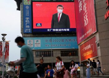 China sanciona a funcionarios por no frenar los brotes de la variante Delta del covid-19