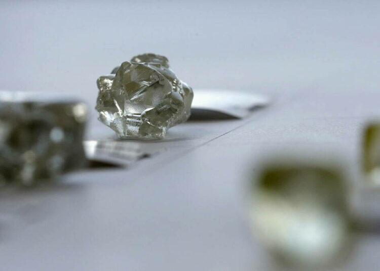 Crean un cristal más resistente que el diamante