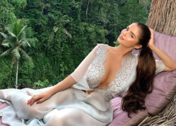 Solo un libro cubre el cuerpo de Demi Rose