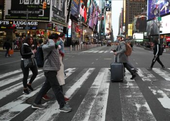 Autoridades sanitarias de EE.UU. advierten que no vacunarse implica un riesgo casi 30 veces más alto de hospitalización por covid-19