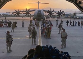 Estados Unidos evacuó a la base de su personal diplomático en Afganistán y entró en la recta final del operativo