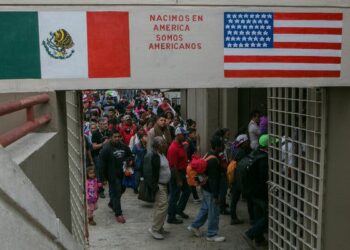 El presidente de EE.UU. Joe Biden sufre revés jurídico que lo obliga a reanudar política de Trump de “Espera en México”