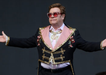 (VIDEO) Elton John sorprende en Cannes en un restaurante pusó a bailar y cantar a los comensales con su último tema Cold Heart que canta junto a Dua Lipa