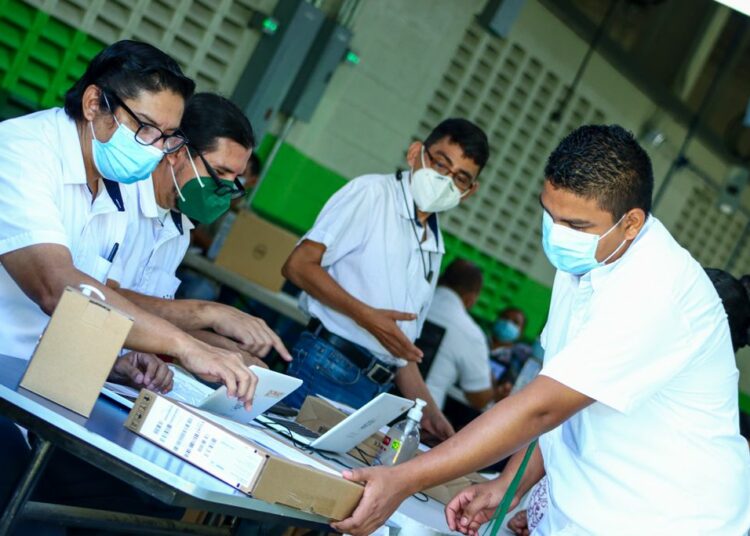 MINED hace entrega de computadoras a estudiantes del Instituto San Luis de Soyapango