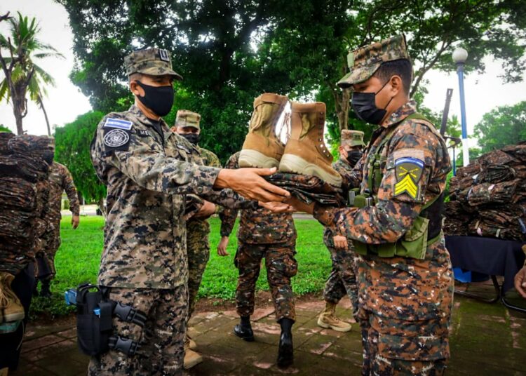 Defensa hace entrega de más de 2 mil uniformes a soldados de la Tercera Zona Militar