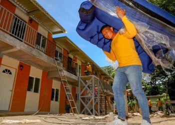 Ministerio de Vivienda continúa trasladando a familias beneficiadas hacia el complejo habitacional El Espino