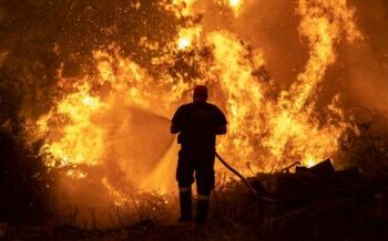 Bomberos en lucha “cuerpo a cuerpo” contra incendio en isla griega de Eubea