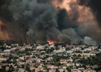 Voraces incendios siguen avanzando en varias localidades de Grecia