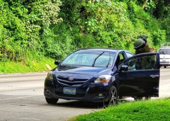 DAE inspecciona carro sospechoso abandonado en Los Chorros