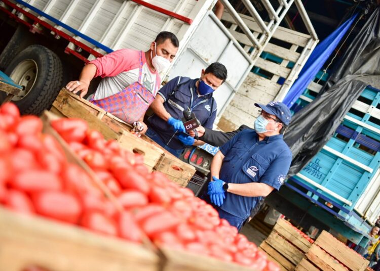 Defensoría hace inspección en La Tiendona para evitar alza de precios en productos básicos