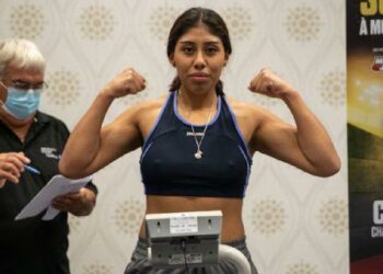 (VIDEO) La boxeadora mexicana ‘Chiquitaboom’ permanece en estado crítico tras recibir un ‘nocaut’ en un combate en Canadá
