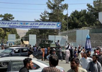 EE.UU. denunció que los talibanes impiden el acceso al aeropuerto de Kabul a los afganos que quieren huir del país