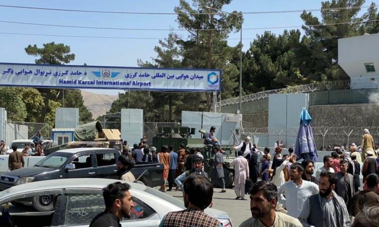 EE.UU. denunció que los talibanes impiden el acceso al aeropuerto de Kabul a los afganos que quieren huir del país