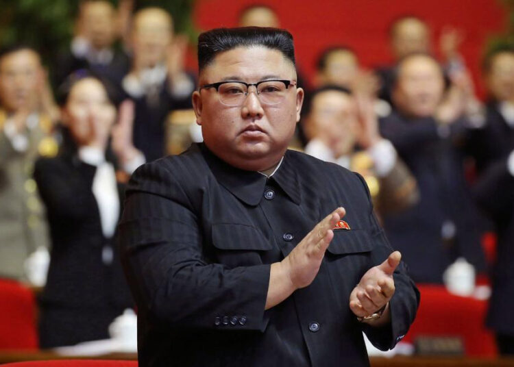 Kim Jong-un aparece en público con una misteriosa marca en la cabeza