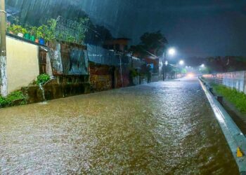 Se inunda calle en colonia La Málaga a raíz de las fuertes tormentas de anoche