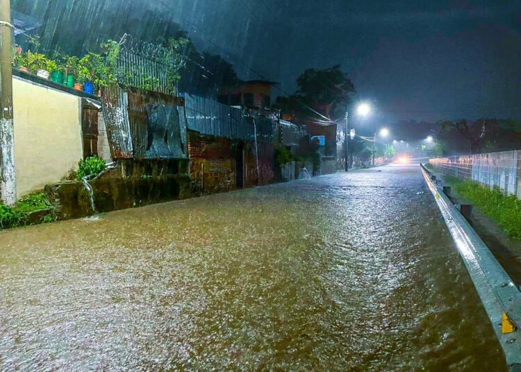 Se inunda calle en colonia La Málaga a raíz de fuertes tormentas esta noche