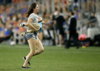 (VIDEO) Niño de 2 años irrumpe en un campo de fútbol en pleno partido y su madre