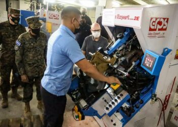 Defensa anuncia modernización de maquinaria de producción de botas para disposición de los soldados