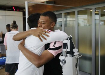 Mbappé le da la bienvenida a Messi con un abrazo que ilusiona a PSG