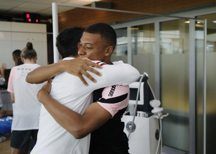 Mbappé le da la bienvenida a Messi con un abrazo que ilusiona a PSG