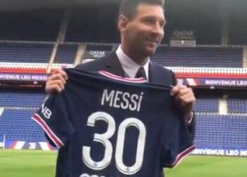 Se filtra foto y video de Lionel Messi vistiendo camiseta y nuevo dorsal en el PSG