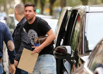 Lionel Messi volvió a París y la prensa francesa anunció cuándo debutará con el PSG