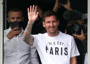 (VIDEO) Messi tuvo su primer contacto con los fanáticos del PSG y el detalle que tuvo en su vestimenta