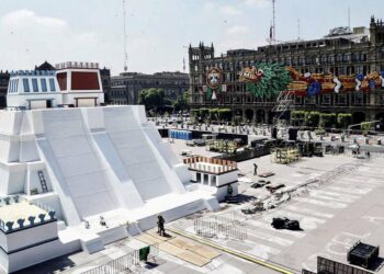 Recrean en Ciudad de México el Templo Mayor azteca con motivo de los 500 años de resistencia indígena