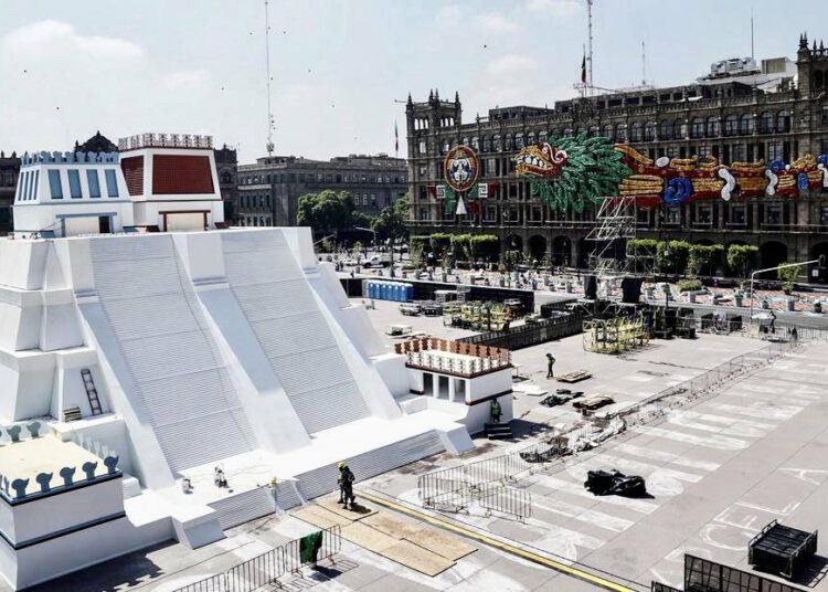 Recrean en Ciudad de México el Templo Mayor azteca con motivo de los 500 años de resistencia indígena
