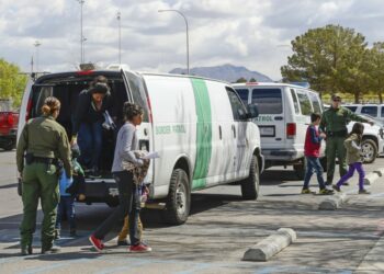 Estados Unidos estudia vacunar a migrantes que cruzan la frontera sur