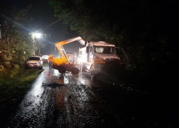 MOP retira escombros que dejó un derrumbe en calle a la Puerta del Diablo