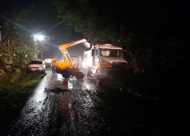 MOP retira escombros que dejó un derrumbe en calle a la Puerta del Diablo