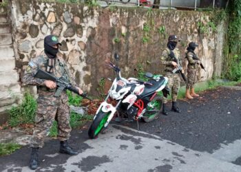 Sujeto abandona motocicleta y droga ante presencia de soldados