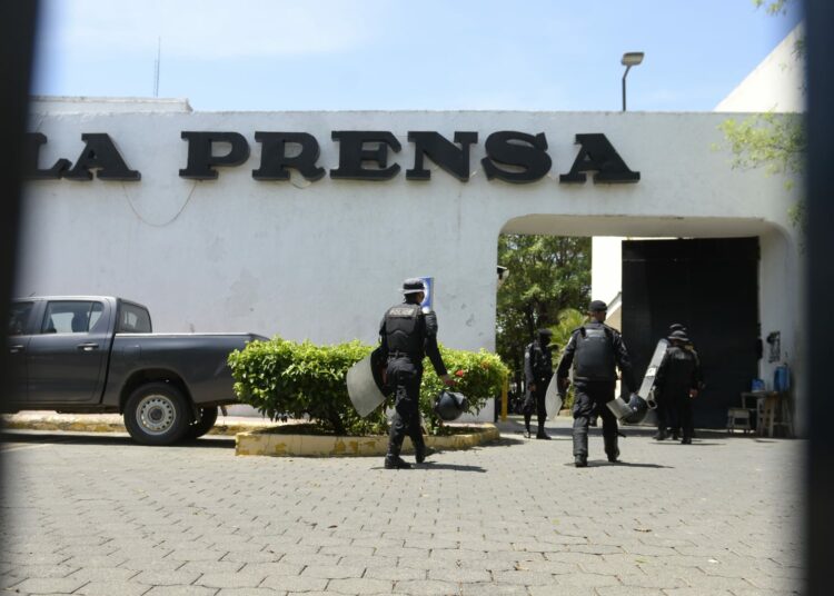 La policía nicaragüense tomó a la redacción del diario La Prensa